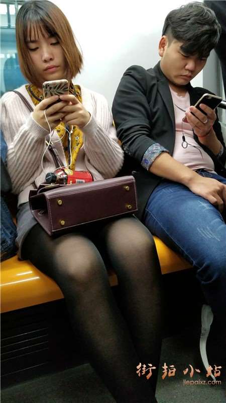 4k-地铁上的小清新美腿街拍黑丝美女