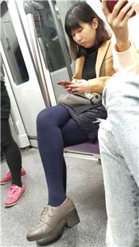 4k-地铁上的极品黑丝美腿性感美女