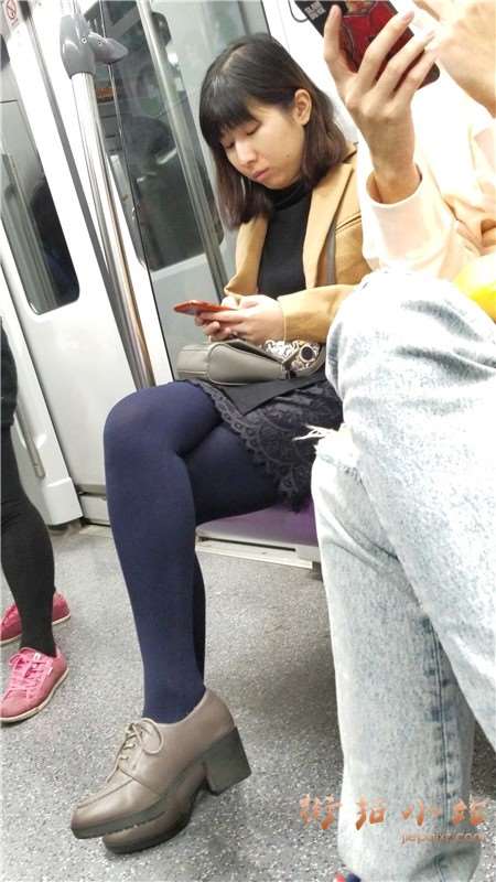 4k-地铁上的极品黑丝美腿性感美女