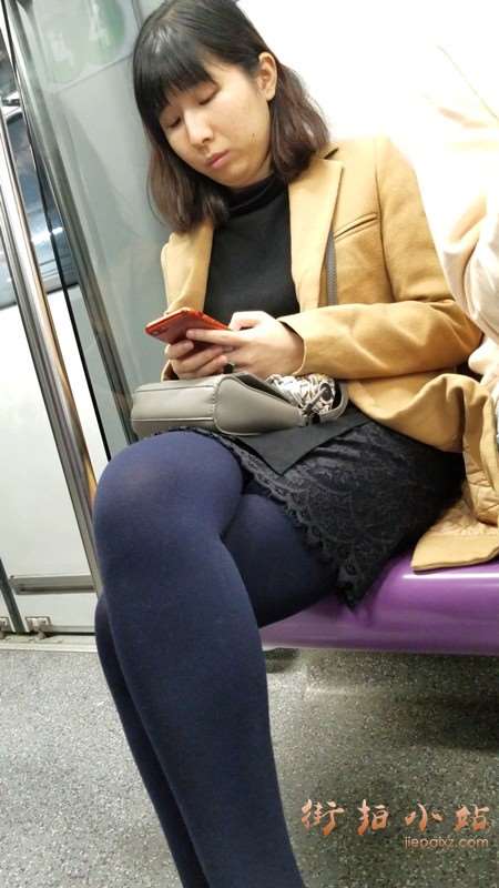 4k-地铁上的极品黑丝美腿性感美女
