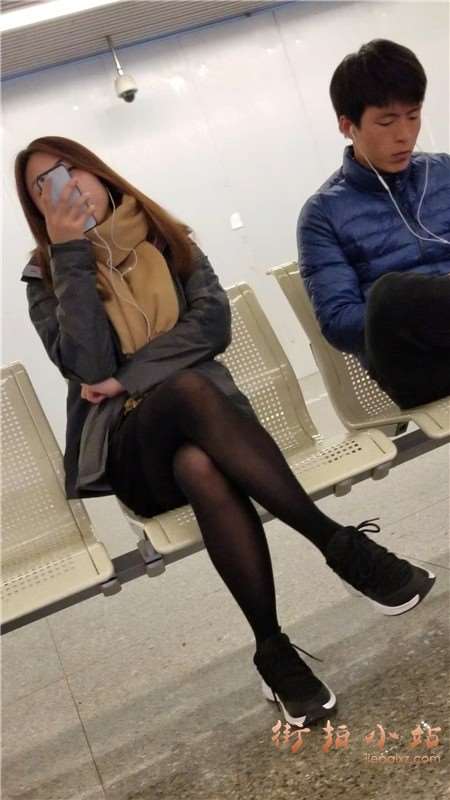 4k-黑丝美腿运动鞋美女看手机认真