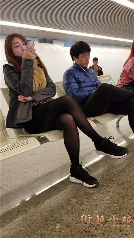 4k-黑丝美腿运动鞋美女看手机认真