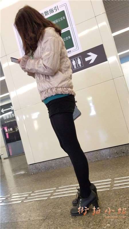 4k-黑丝长腿美女姐姐看手机入迷