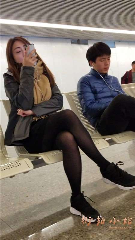 4k-黑丝美腿运动鞋美女看手机认真