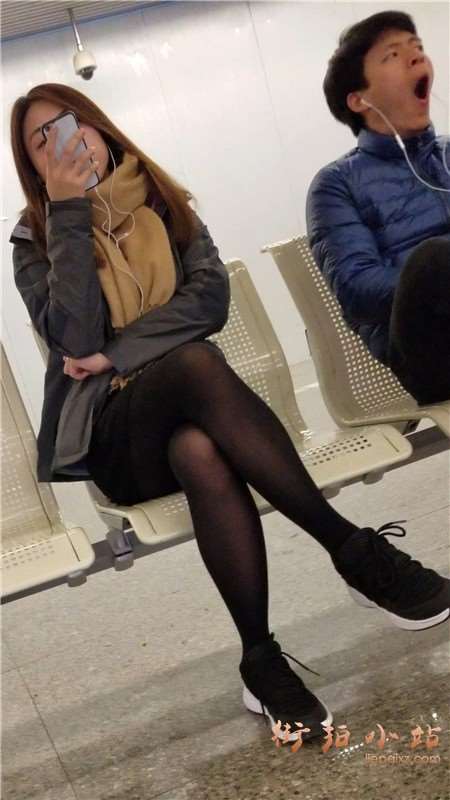 4k-黑丝美腿运动鞋美女看手机认真