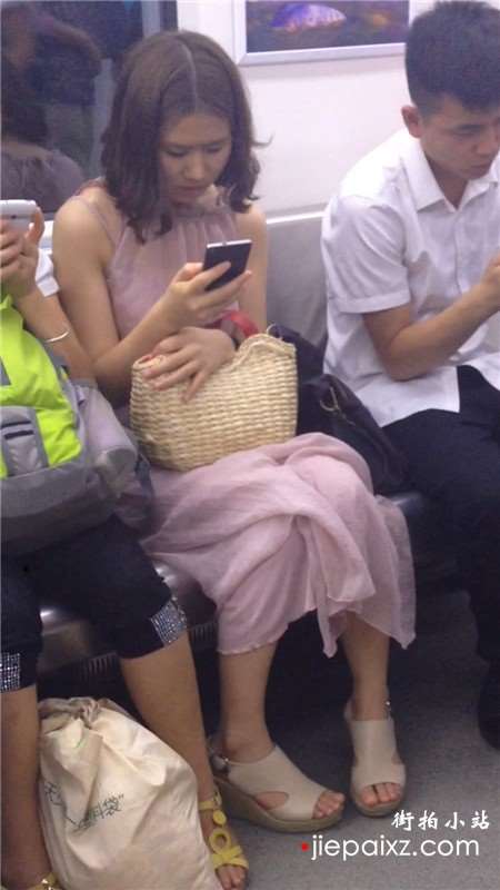 地铁上专注玩手机的文艺小清新连衣裙小姐姐
