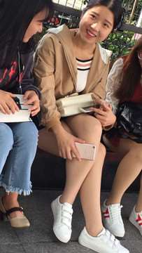 路边花坛玩手机的三位清纯丝袜美腿小美女