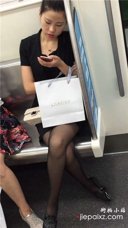 地铁上的黑丝美腿小姐姐