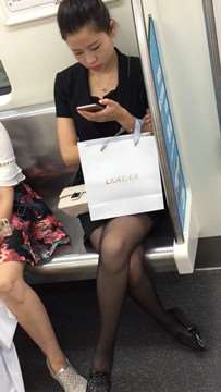 地铁上的黑丝美腿小姐姐