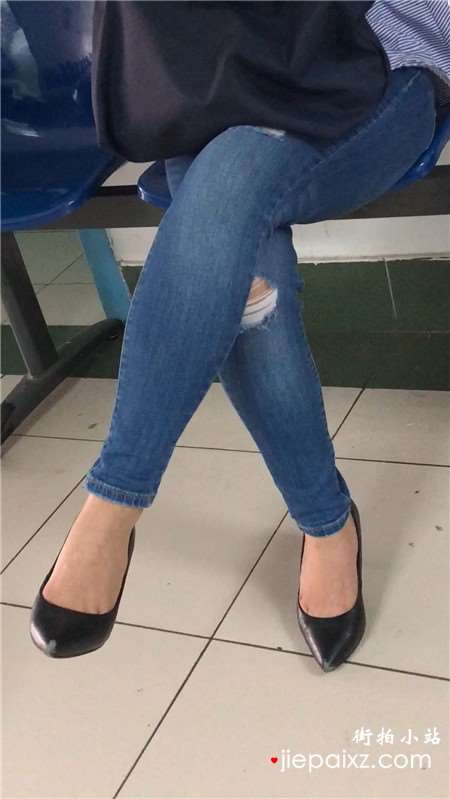 紧身牛仔裤高跟鞋少妇