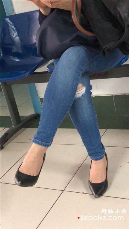 紧身牛仔裤高跟鞋少妇