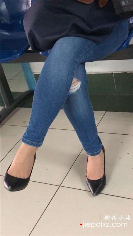 紧身牛仔裤高跟鞋少妇