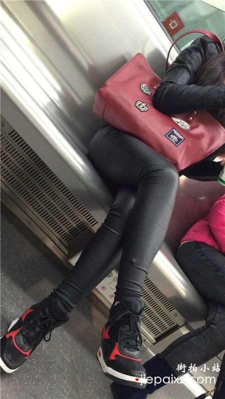 地铁上的紧身黑裤少妇