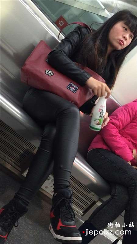 地铁上的紧身黑裤少妇