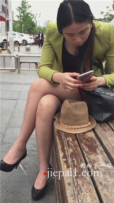 街拍性感高跟短裙美腿美女花坛边休息。