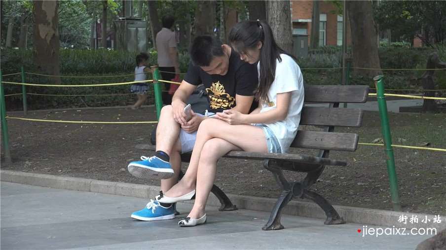公园长椅上的白皙美腿嫩足热裤马尾辫美女