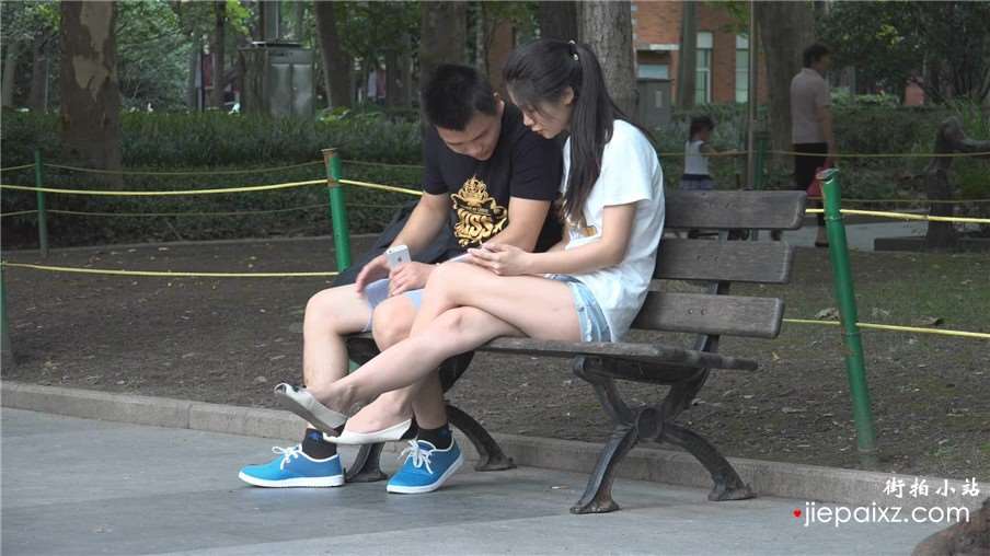 公园长椅上的白皙美腿嫩足热裤马尾辫美女