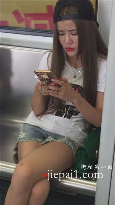 地铁拍摄漂亮美腿MM，鞋子挺个性。