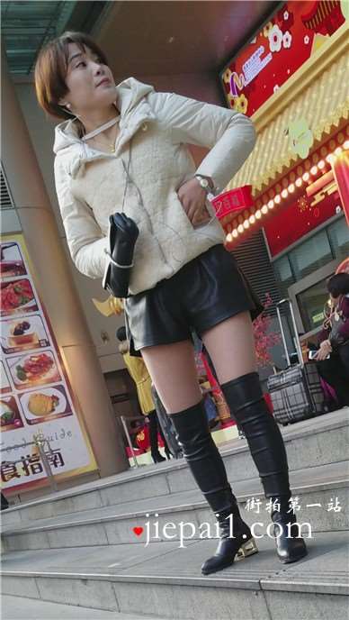 4k-街拍等人的短发漂亮美腿MM