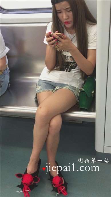 地铁拍摄漂亮美腿MM，鞋子挺个性。