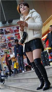 4k-街拍等人的短发漂亮美腿MM