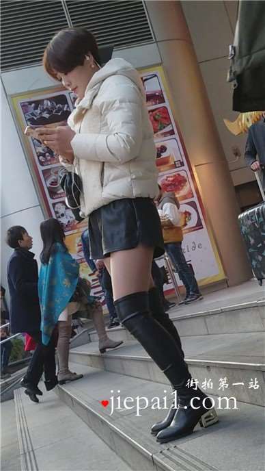 4k-街拍等人的短发漂亮美腿MM