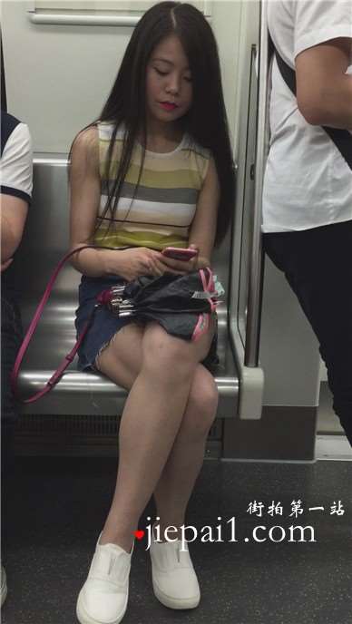 地铁拍摄长发短裙甜美MM