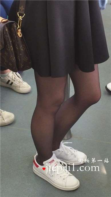 地铁拍摄短裙OL黑丝甜美小清新MM