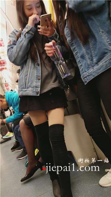 4k-地铁上拍摄极品超短裙美女，身材正点颜值高。