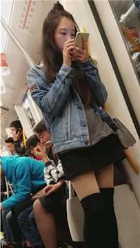 4k-地铁上拍摄极品超短裙美女，身材正点颜值高。