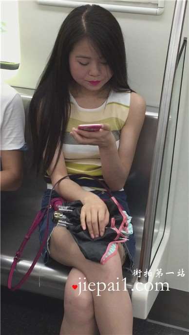 地铁拍摄长发短裙甜美MM