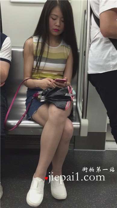 地铁拍摄长发短裙甜美MM