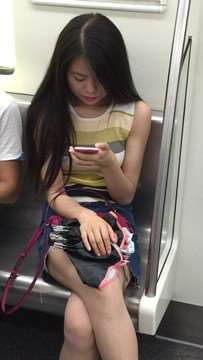 地铁拍摄长发短裙甜美MM