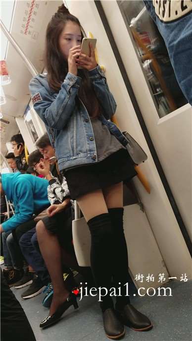 4k-地铁上拍摄极品超短裙美女，身材正点颜值高。