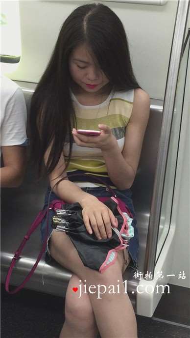 地铁拍摄长发短裙甜美MM
