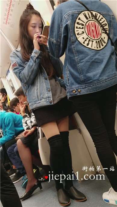 4k-地铁上拍摄极品超短裙美女，身材正点颜值高。