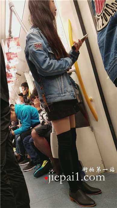 4k-地铁上拍摄极品超短裙美女，身材正点颜值高。