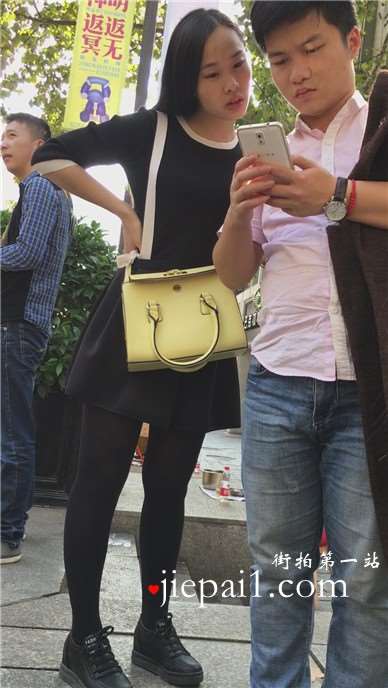黑丝打底裤大嘴巴美女