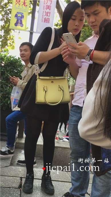 黑丝打底裤大嘴巴美女