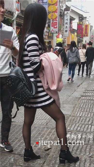 黑丝美腿美女爱拍照