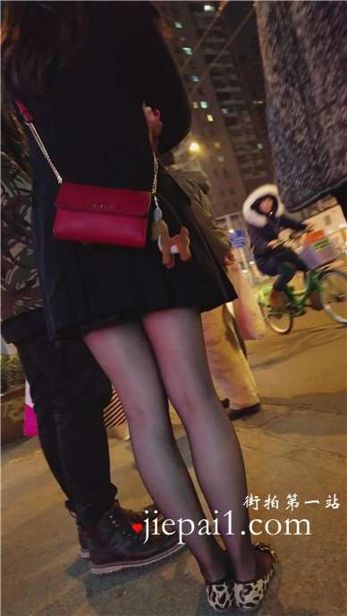 4k-夜晚步行街偶遇黑丝美腿美眉