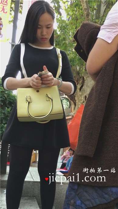 黑丝打底裤大嘴巴美女