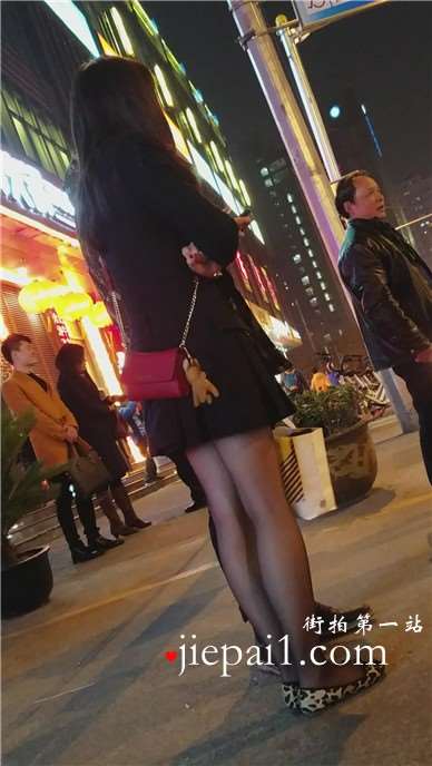4k-夜晚步行街偶遇黑丝美腿美眉