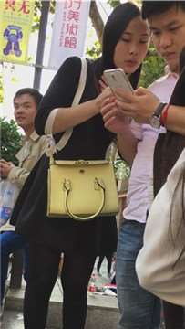 黑丝打底裤大嘴巴美女