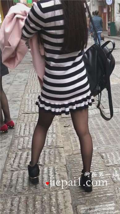 黑丝美腿美女爱拍照