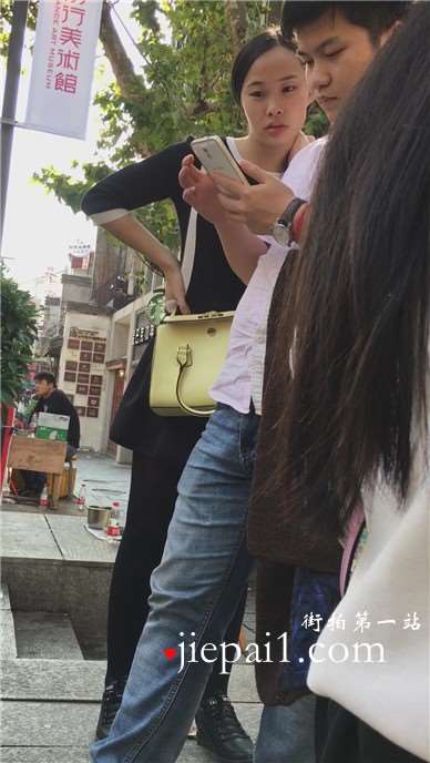 黑丝打底裤大嘴巴美女