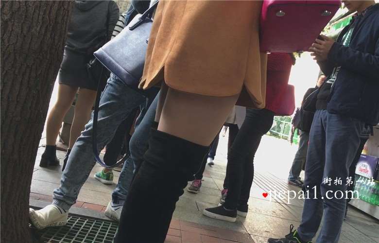 美腿美裙肉丝美眉。