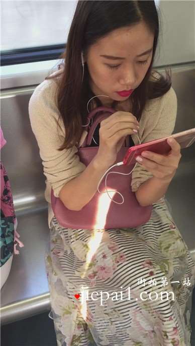 地铁上拍摄尖嘴高跟鞋诱人红唇妹子的美腿