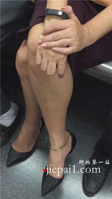 地铁上拍摄尖嘴高跟鞋诱人红唇妹子的美腿