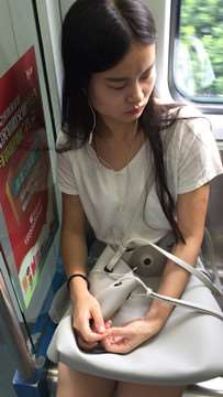 地铁上遇见带着耳机听歌，一筹莫展的美腿少女。